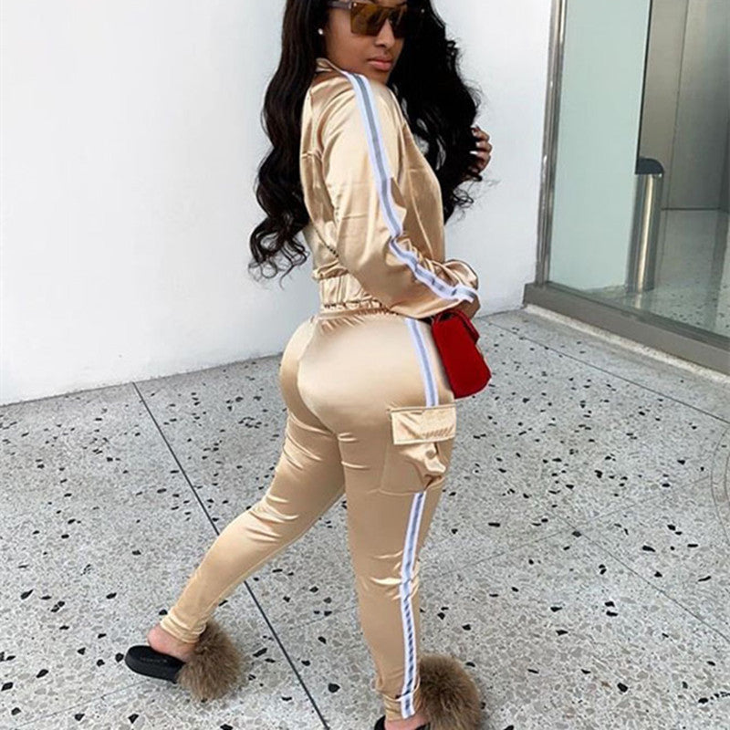 Damen Satin-Jogginganzug-Set mit Reißverschlussjacke, Seitenstreifen und Cargo-Taschen – Élanora