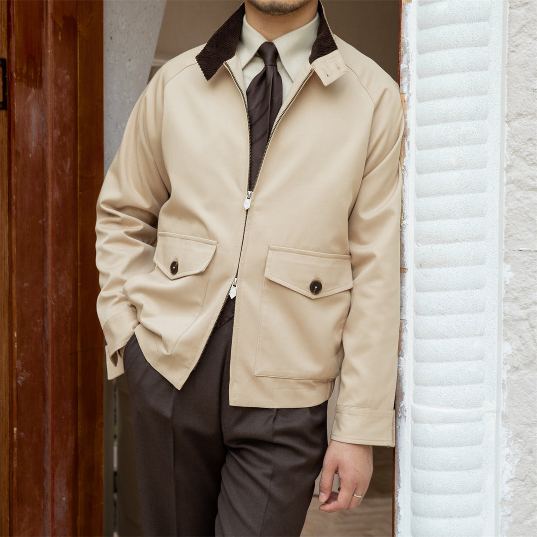 Herren Kurzblouson mit Cordkragen, Pattentaschen und Reißverschluss Echoarchiv