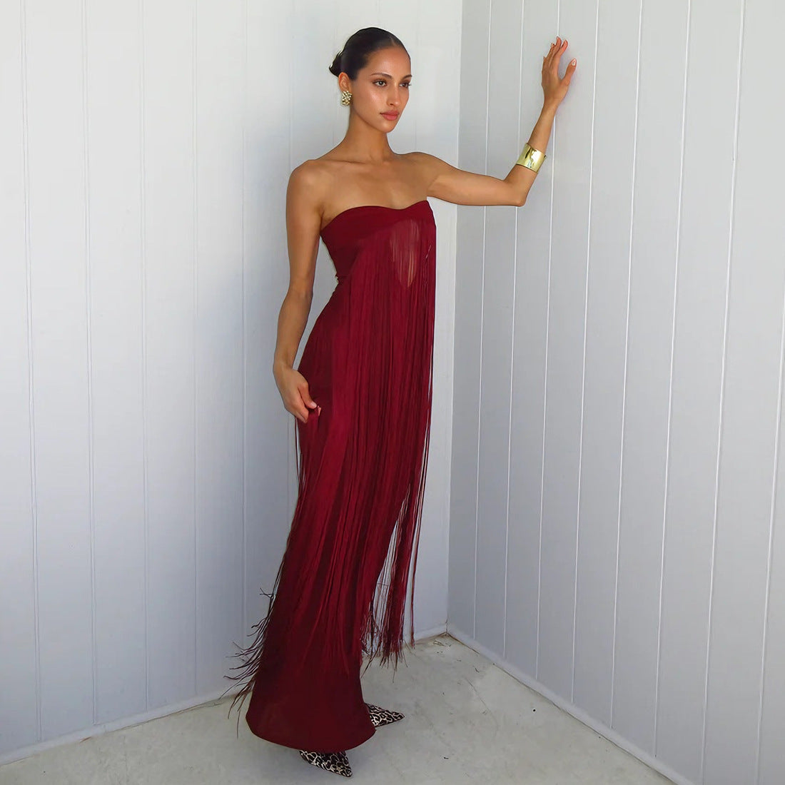 Damen Elegantes Maxi-Kleid mit Fransen und tiefem Ausschnitt – Valéora