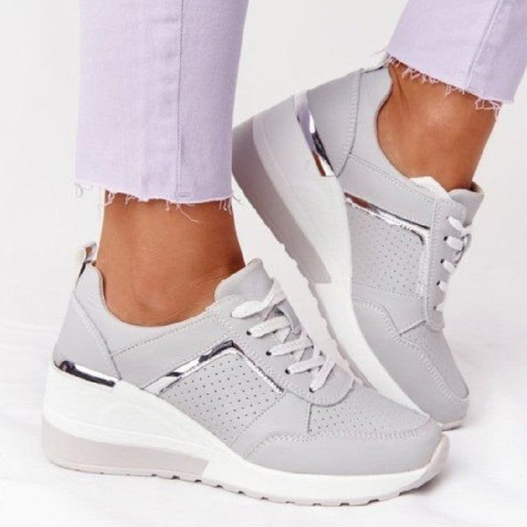 Damen Keil-Sneaker mit perforiertem Obermaterial, gepolstertem Komfortkragen und reflektierenden Metalldetails Echo Archiv