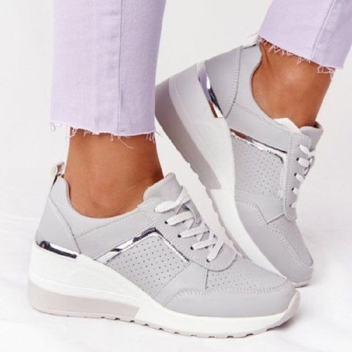 Damen Keil-Sneaker mit perforiertem Obermaterial, gepolstertem Komfortkragen und reflektierenden Metalldetails Echo Archiv