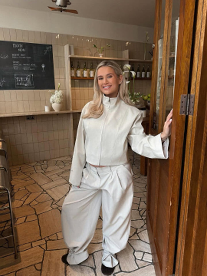 Damen Kurzjacke mit Stehkragen und weiten Bundfaltenhose Set Echoarchiv