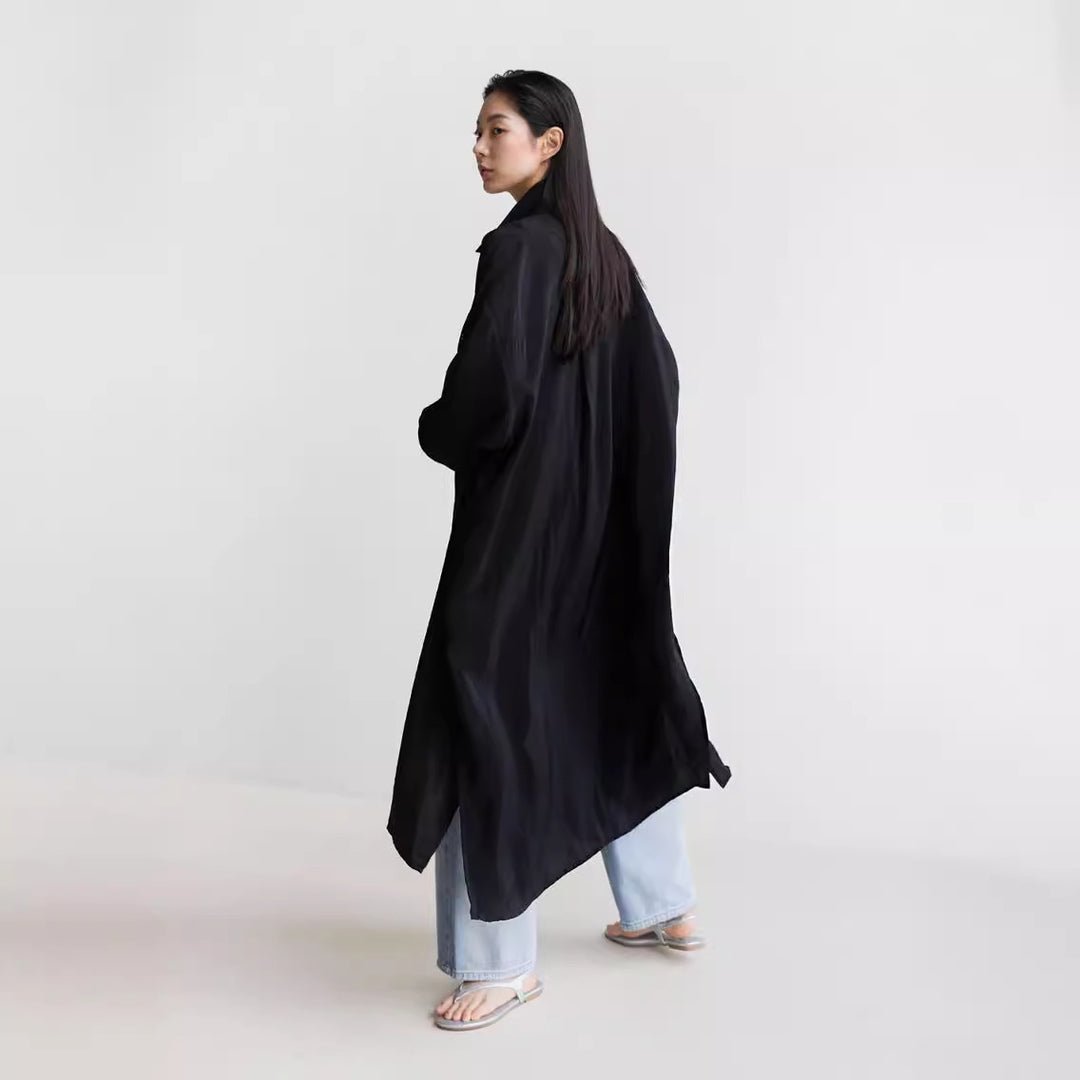 Damen Langer Satin‑Effekt Duster mit Stehkragen, Oversize‑Schnitt und tiefen Seitenschlitzen – Montévia