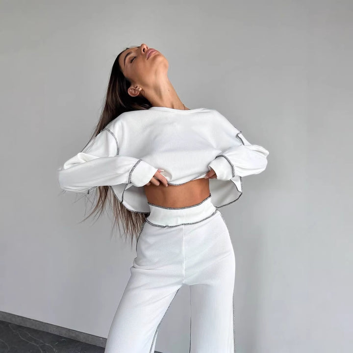 Damen Cropped Oversized-Sweatshirt mit Overlocknähten und High-Waist ausgestellter Hose Set – Avérine