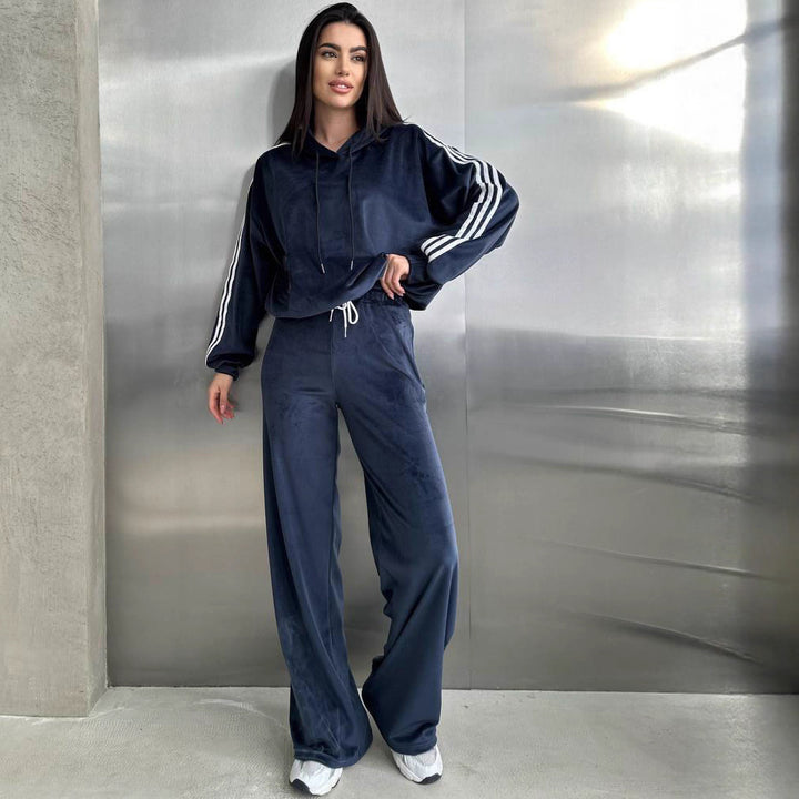 Damen Velours-Zweiteiler mit Cropped-Kapuzenpullover, sportiven Ärmeln und weiter Palazzo-Hose – Auréline