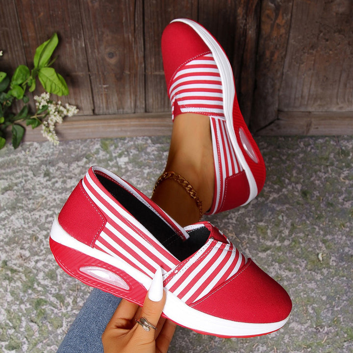 Damen Leichte Slip-On Sneakers mit Keilabsatz und gepolsterter Komfortsohle – Névara