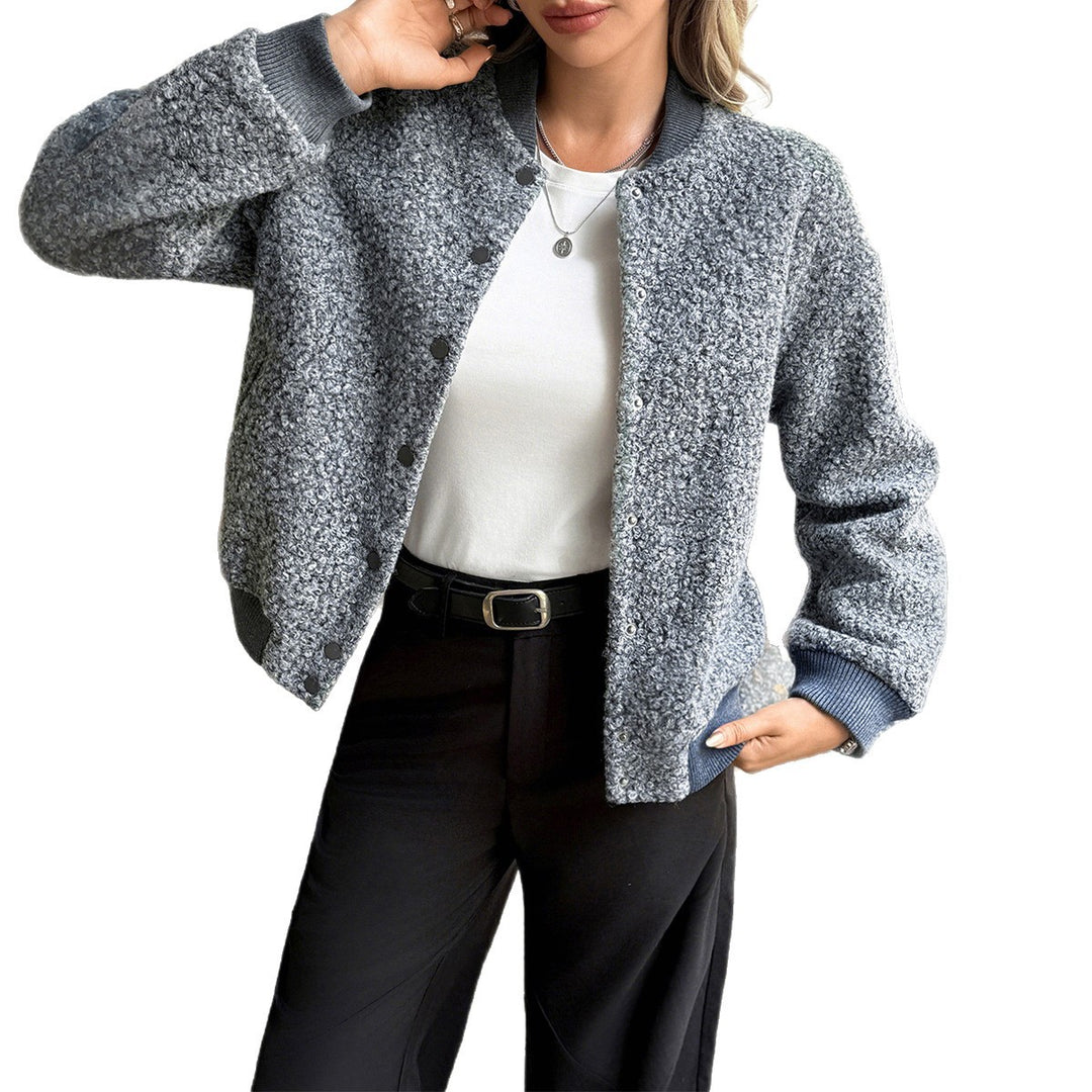 Damen nan kurzer Satin-Trench mit doppelreihiger Knopfleiste, aufgesetzten Pattentaschen und geknöpften Ärmelmanschetten Echo Archiv