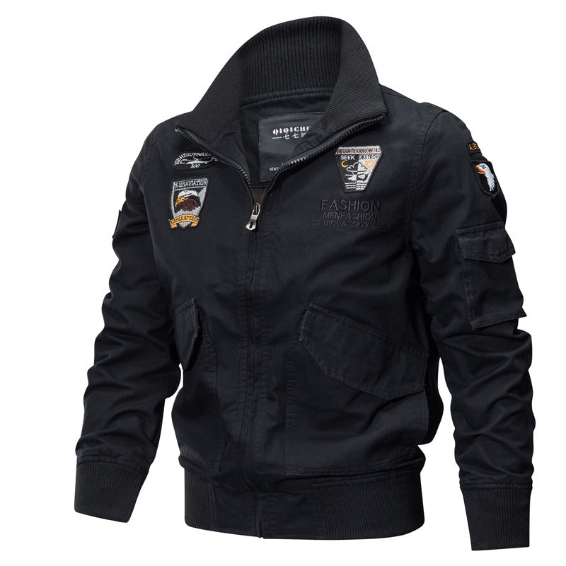 Herren nan vintage-inspirierte Pilotjacke aus Canvas mit gestickten Emblemen, verdecktem Reißverschluss und taktischen Brusttaschen Echo Archiv