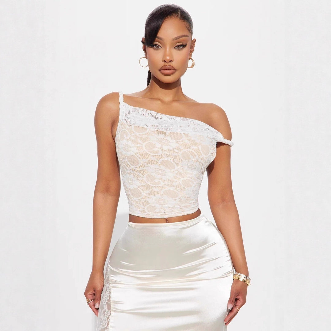 Damen Spitzenoberteil mit asymmetrischem Ausschnitt und romantischen Details Echo Archiv
