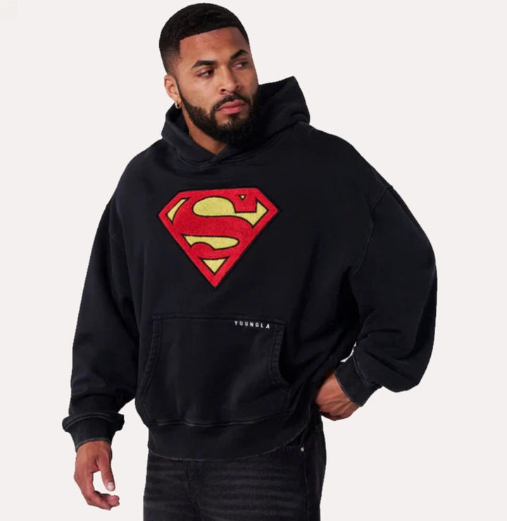Herren nan weit geschnittener Kapuzenpullover mit markantem Comic‑S‑Logo Kängurutasche und gewaschener Look Echoarchiv