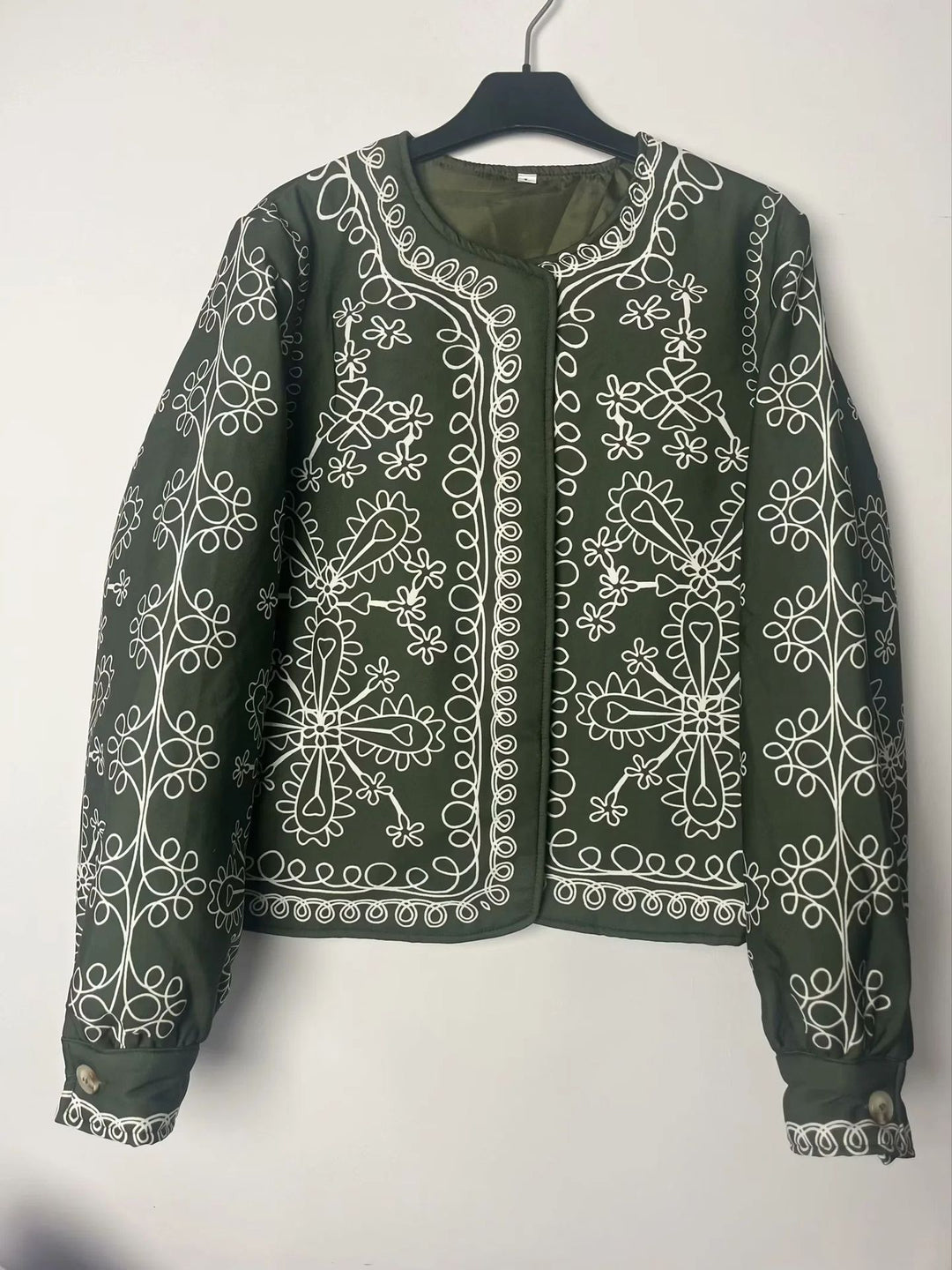 Damen gesteppte Kurzjacke im ornamentalen Bandana‑Print mit Rundhalsausschnitt und Zierpaspel – Célinea