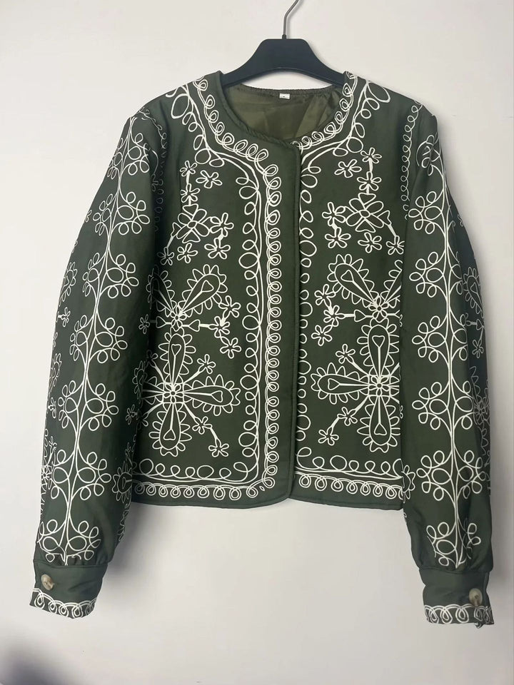 Damen gesteppte Kurzjacke im ornamentalen Bandana‑Print mit Rundhalsausschnitt und Zierpaspel – Célinea