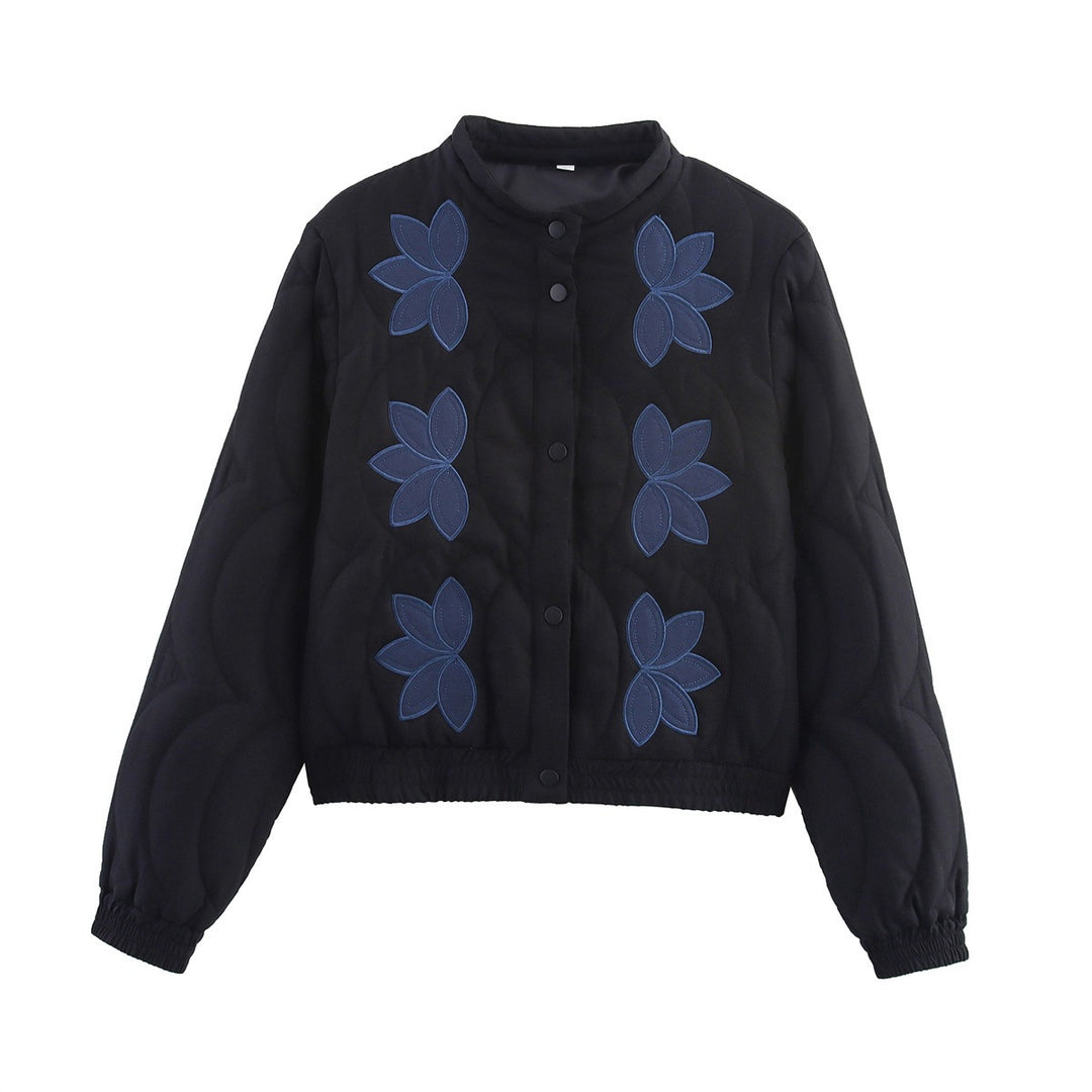 Damen Kurz geschnittene gesteppte Jacke mit Blumenapplikation und Stehkragen Echo Archiv