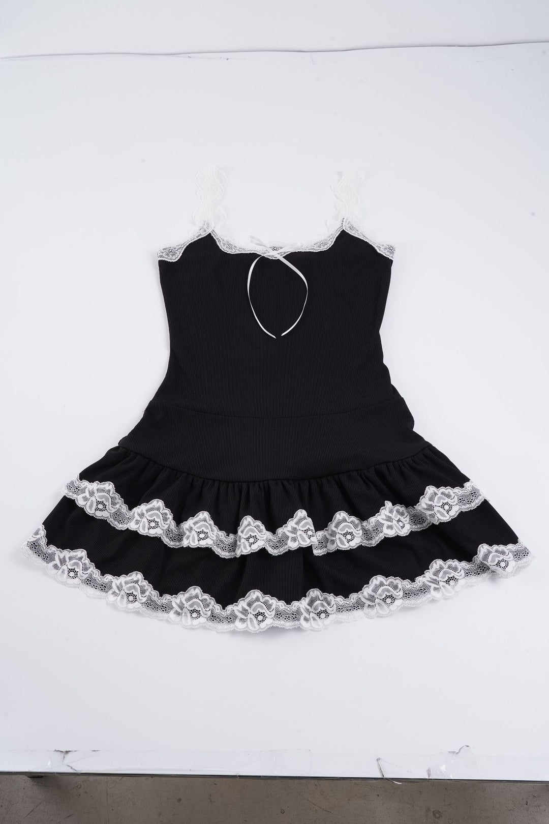 Damen Verspieltes Babydoll-Kleid mit Spitzenrand und verstellbaren Trägern Echo Archiv