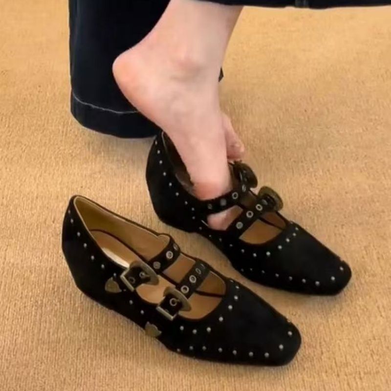 Damen Verzierte Mary-Jane-Pumps mit Nieten und Doppelriemen – Lioré