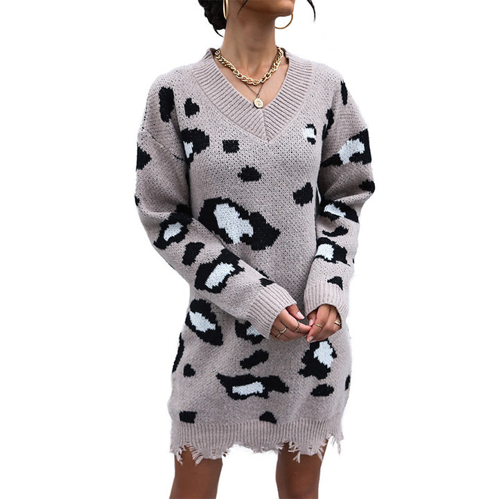 Damen Tailliertes Strickkleid mit V‑Ausschnitt, Fransenbund und Animal-Jacquard Echoarchiv