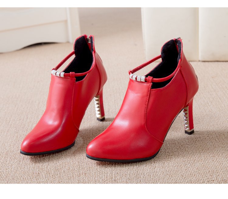 Damen Ankle-Boots mit spitzer Zehenform, funkelndem Strassriemen und skulptiertem Metallabsatz – Varelle