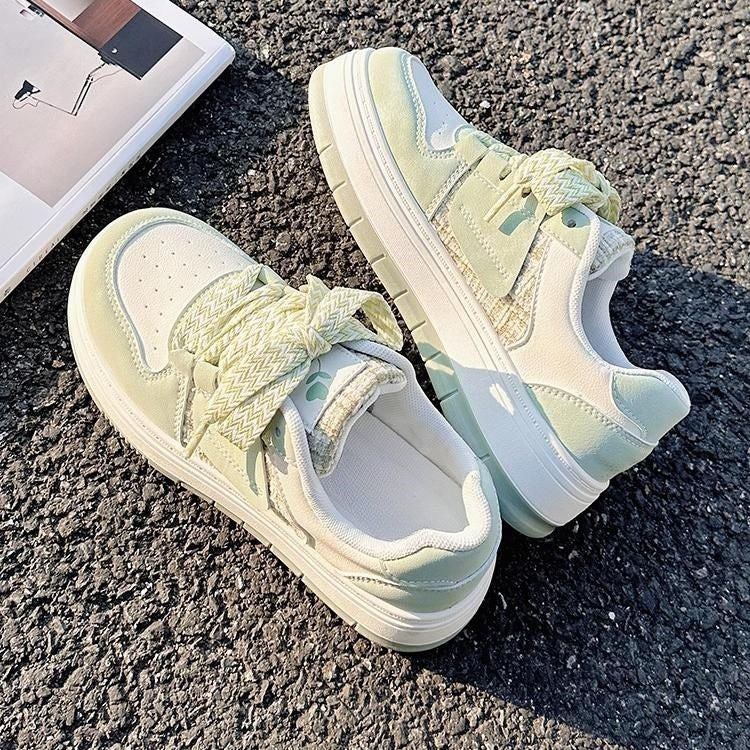 Damen Freizeit-Sneaker mit zweilagiger Wedgesohle, Tweedpaneel und geflochtenen Schnürsenkeln – Névara