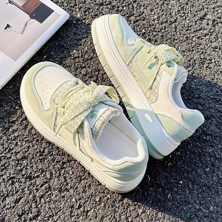 Damen Freizeit-Sneaker mit zweilagiger Wedgesohle, Tweedpaneel und geflochtenen Schnürsenkeln – Névara