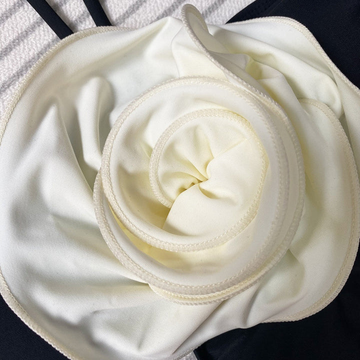 Damen Einteiler Badeanzug mit floralem Schmuckdetail Echo Archiv
