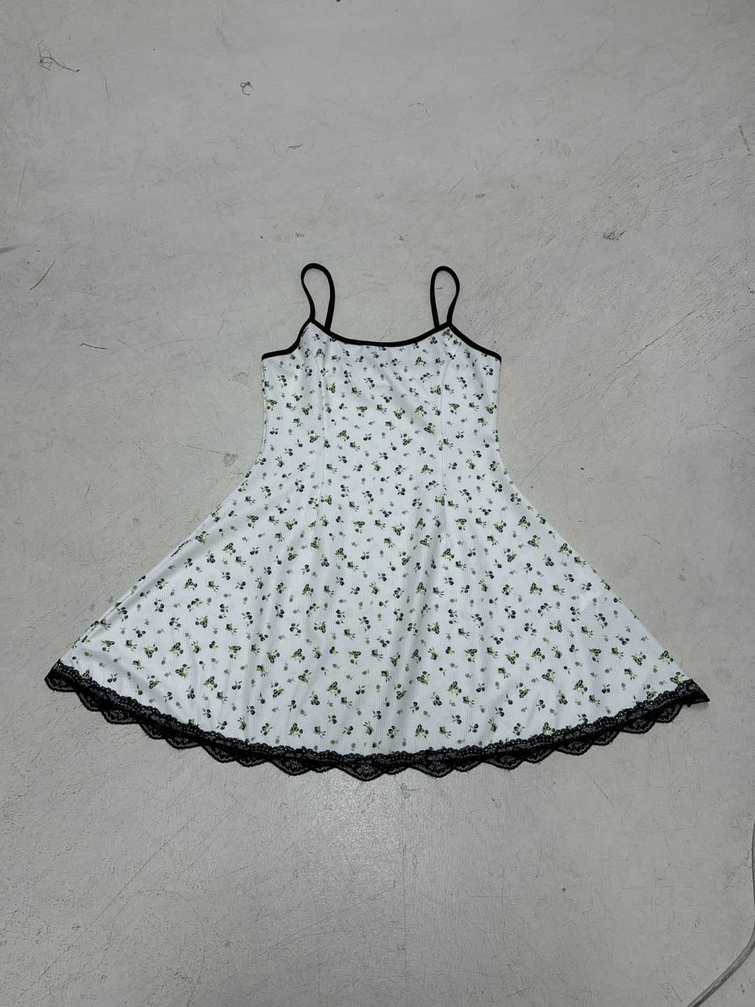 Damen Sommerliches Spaghetti-Trägerkleid mit floralen Mustern und Spitzenbesatz Echo Archiv