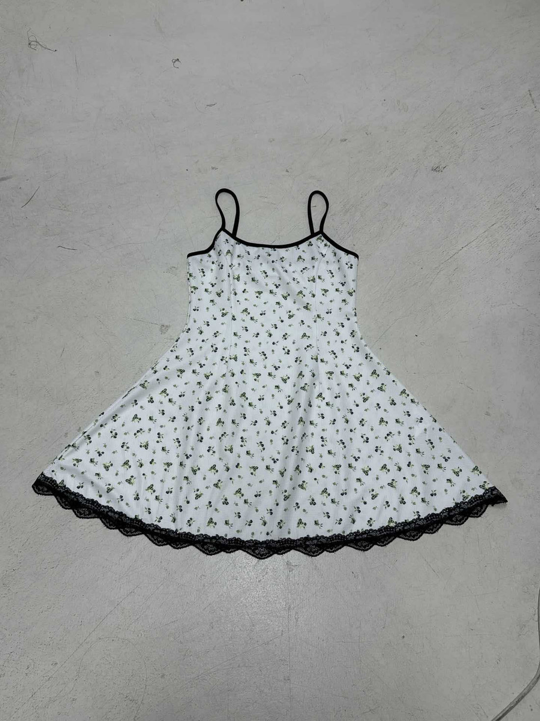 Damen Sommerliches Spaghetti-Trägerkleid mit floralen Mustern und Spitzenbesatz – Élara