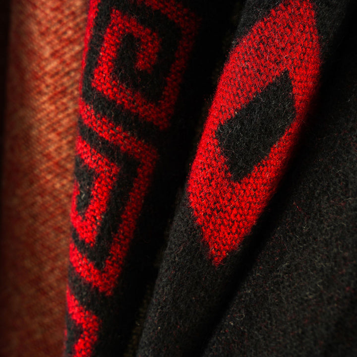 Damen Kastiger Wollmix-Ruana mit kontrastiertem Innenfutter und grafischem Jacquard Echo Archiv