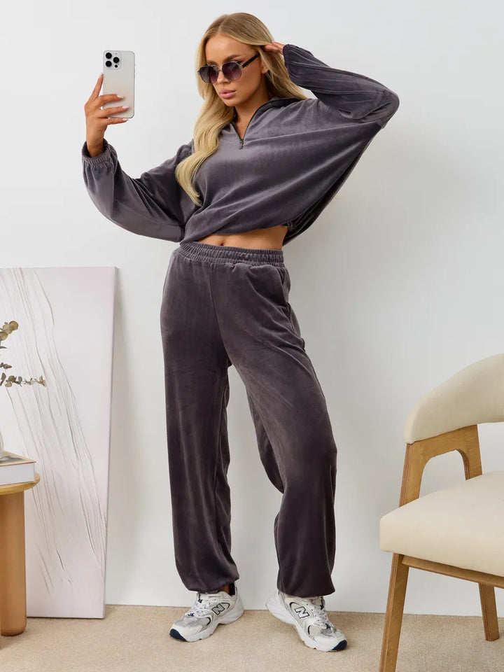 Damen samtiges zweiteiliges Lounge-Set mit Kapuzen-Halbzip und elastischer Bundhose – Auréline