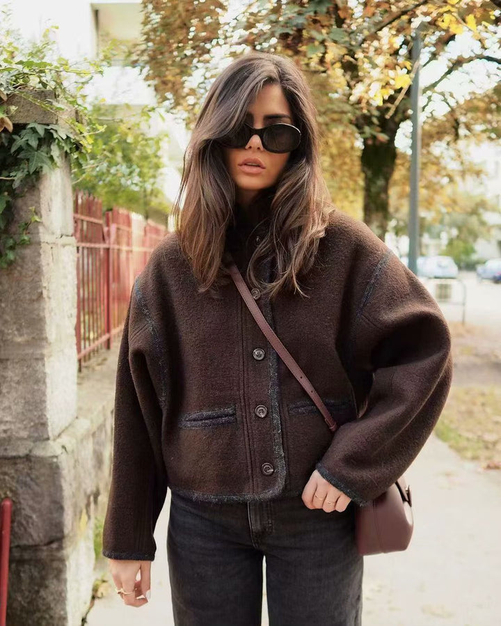 Damen Kurzjacke mit Rundhals, kastiger Cropped‑Silhouette und Kontrastpaspel Echo Archiv