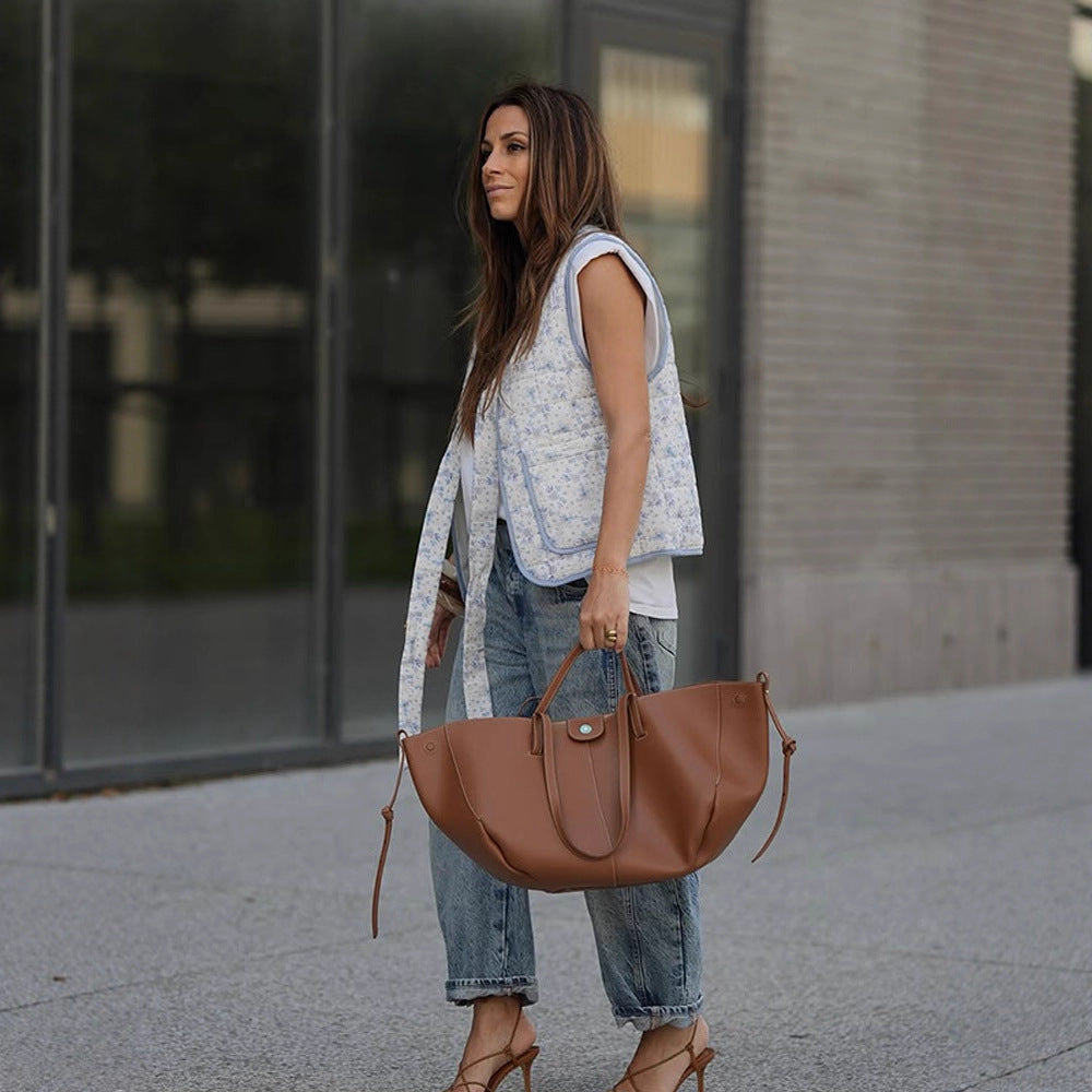 Damen Geräumiger Leder-Shopper mit geschwungener Silhouette und Magnetverschluss Echoarchiv