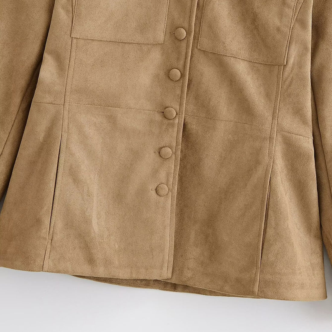 Damen Taillierte Military-inspirierte Jacke aus Veloursimitat mit Stehkragen und aufgesetzten Brusttaschen Echoarchiv
