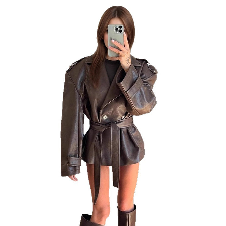 Damen Kurzjacke aus Lederimitat mit Taillengürtel und Oversize‑Schulterpartie Echoarchiv