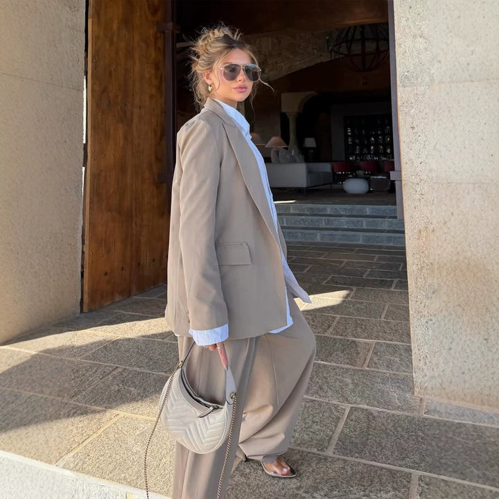 Damen Dreiteiliges Tailoring-Set mit Korsagen-Top, Oversized-Blazer und plissierter Weitbein-Hose Echoarchiv