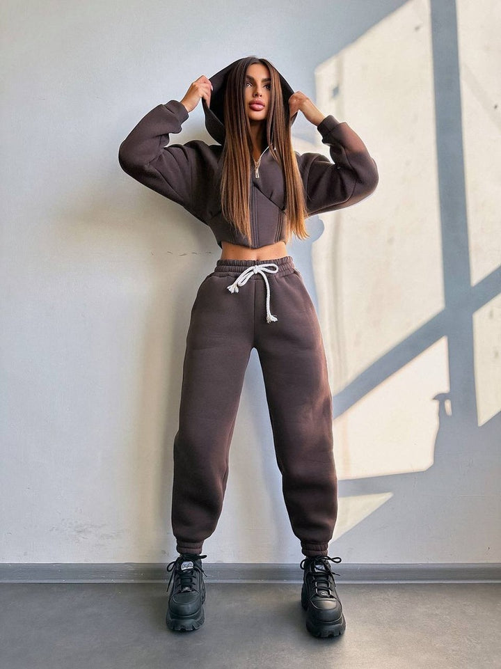 Damen Crop-Kapuzenjacke mit Korsagennaht und High-Waist Jogginghose – Élanora