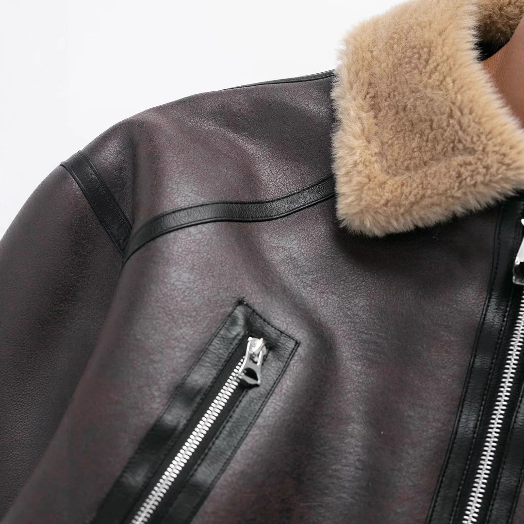 Damen cropped Aviatorjacke mit Bundgürtel, sichtbarer Metallreißverschluss und Teddyfutter – Célinea