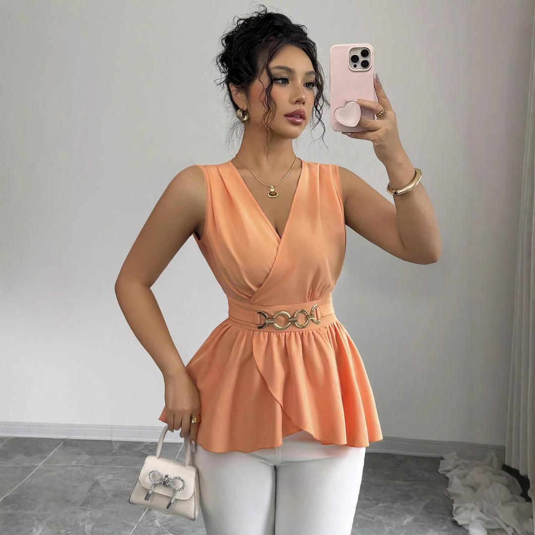 Damen Tailliertes Wickel-Top mit Volant‑Peplum und dekorativem Metallgürtel – Orélia