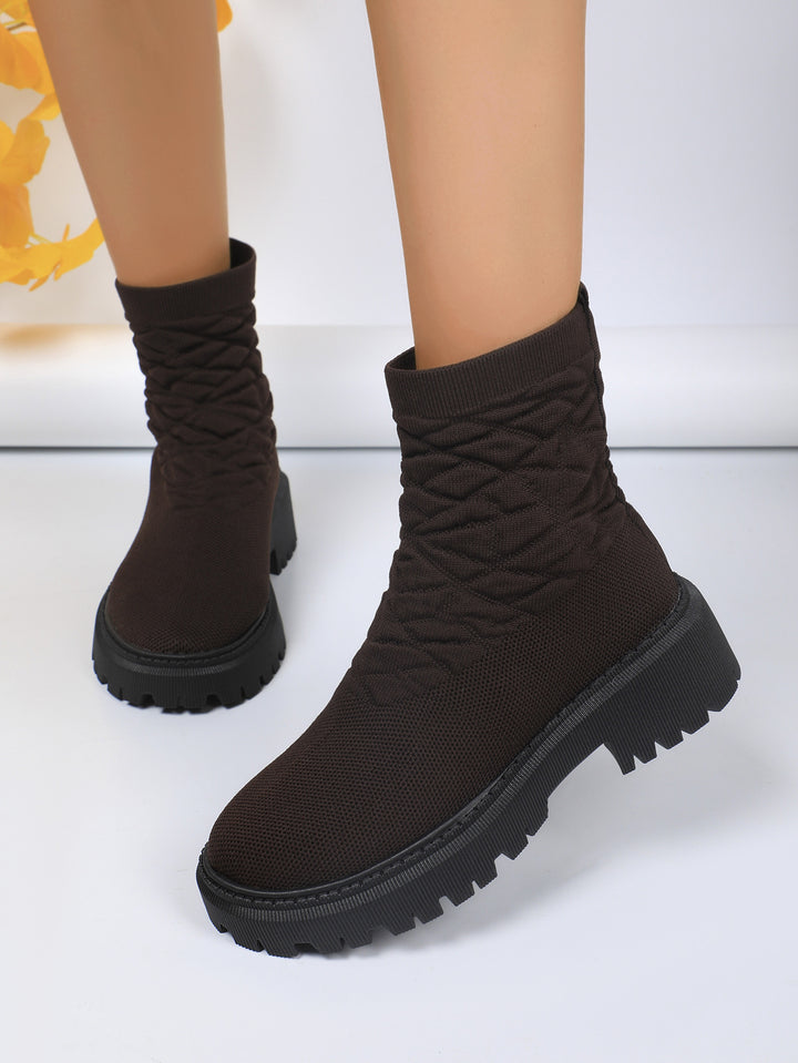 Damen Strick-Sockenboots mit geometrischer Stepp-Optik und klobiger Lug-Sohle Echoarchiv