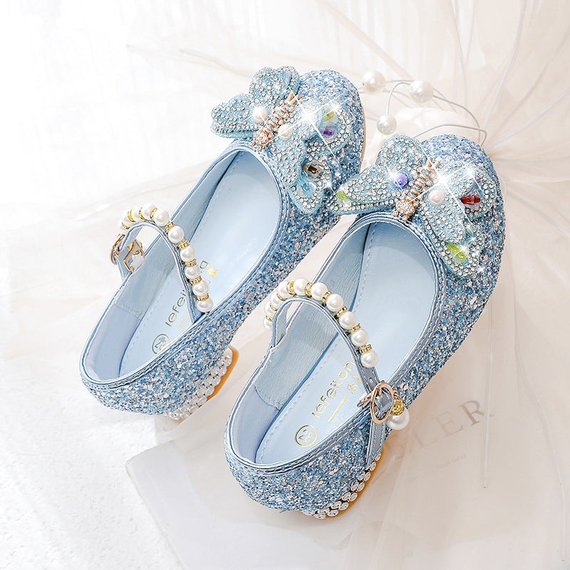 Mädchen Ballerinas mit funkelnden Schmetterlingsapplikationen und Perlenverzierungen Echo Archiv