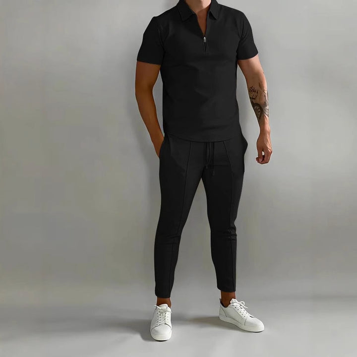 Herren sportliches Polo-Shirt mit modernem Reißverschluss und lässigen Slim-Fit-Hosen Echoarchiv