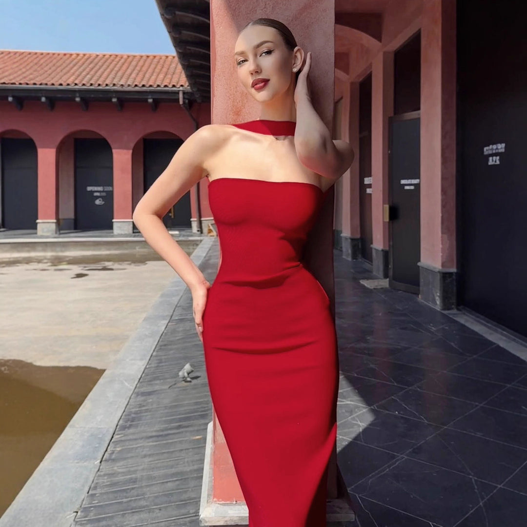 Damen Enges Abendkleid mit tiefem U-Ausschnitt und chicer Rückenpartie Echo Archiv