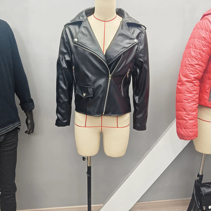 Damen nan figurbetonte Bikerjacke aus Kunstleder mit asymmetrischem Reißverschluss und aufgesetzter Klappentasche Echo Archiv
