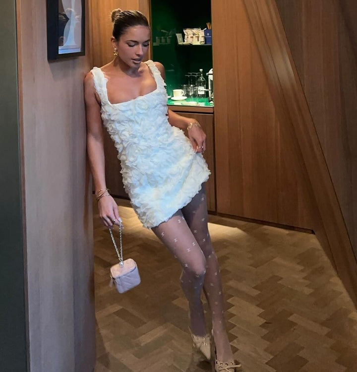 Damen Minikleid mit strukturierten Blumenapplikationen und verführerischem Ausschnitt Echo Archiv