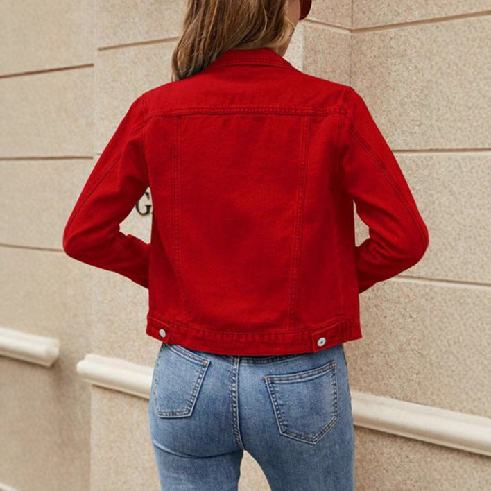 Damen taillierte kurze Jeansjacke im Trucker‑Stil mit Pattentaschen Echo Archiv