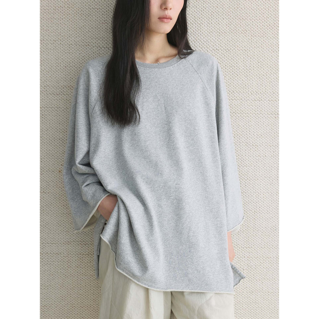 Damen Oversized Sweatshirt mit rohem Halsausschnitt und weiten Raglanärmeln Echoarchiv