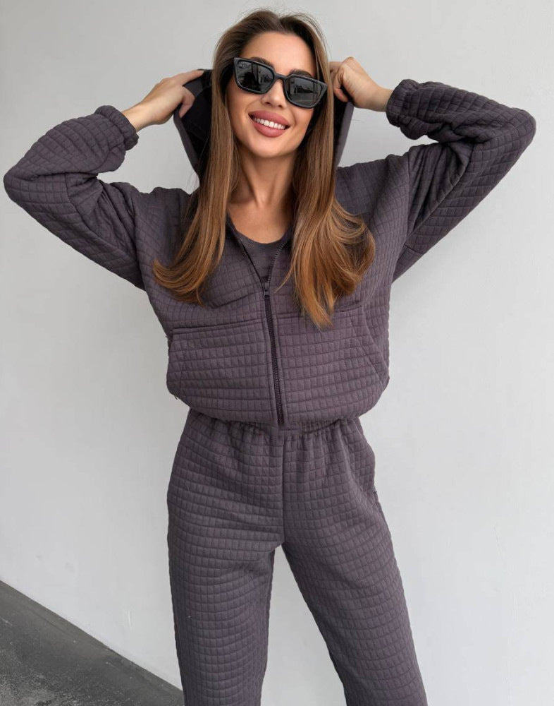 Damen Gestepptes Loungewear-Set mit Reißverschluss-Kapuzenjacke, Cropped Bustier und hochtaillierter Jogginghose – Avérine