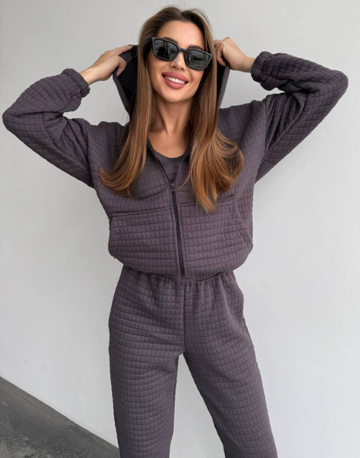 Damen Gestepptes Loungewear-Set mit Reißverschluss-Kapuzenjacke, Cropped Bustier und hochtaillierter Jogginghose – Avérine