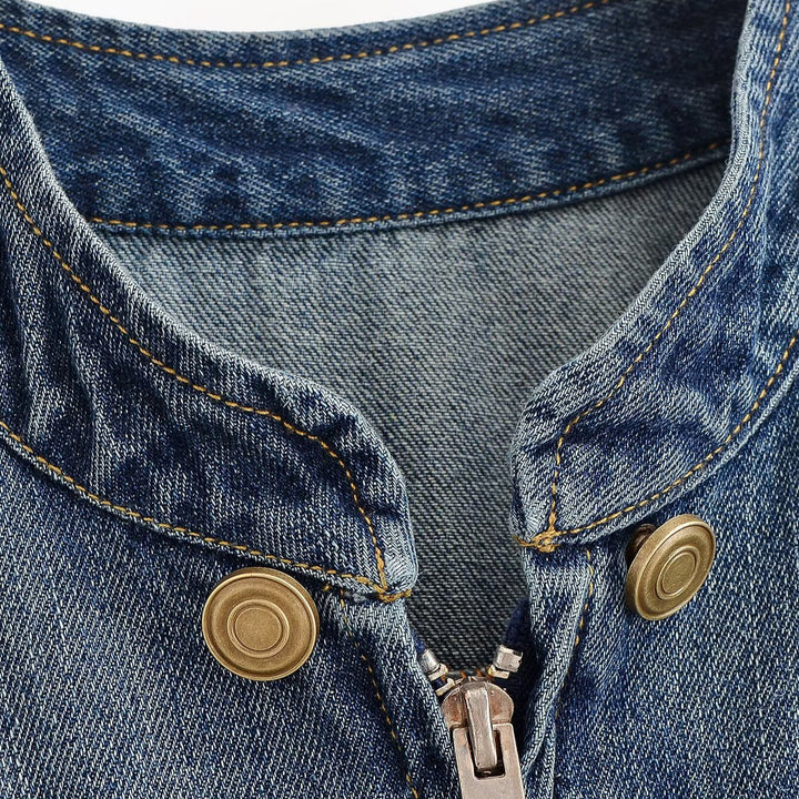 Damen Jeansjacke im Military‑Stil mit Stehkragen, doppelter Zierknopfleiste und Schulterklappen Echo Archiv