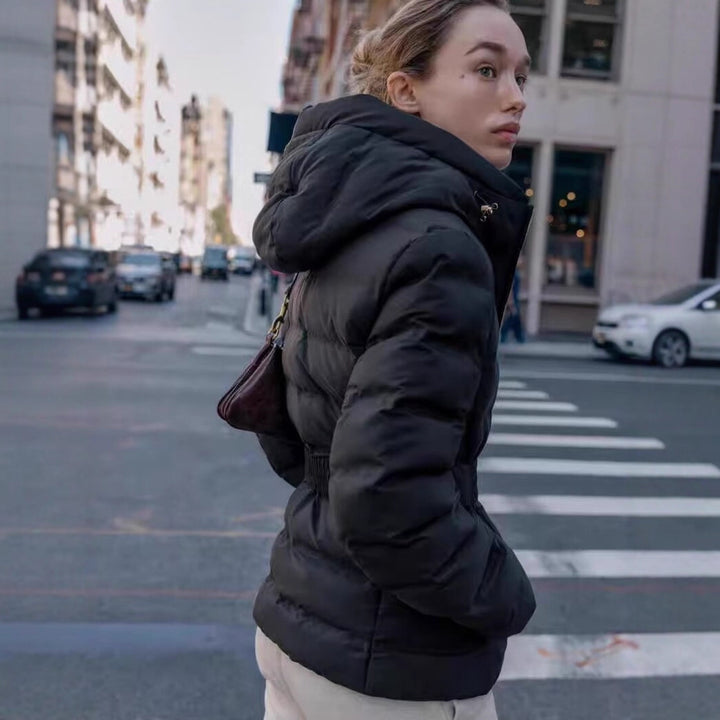 Damen Glänzende Daunenoptik-Steppjacke mit Kapuze und tailliertem Zugbandgürtel Echo Archiv