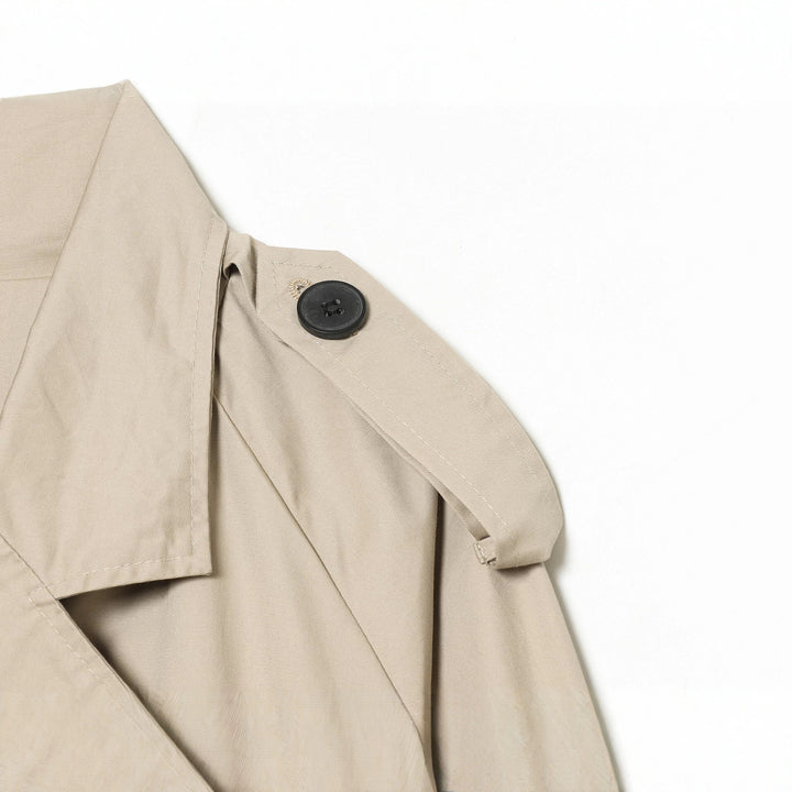Damen Cropped-Trenchcoat mit doppelreihiger Knopfleiste, Schulterklappen und Taillengürtel Echoarchiv