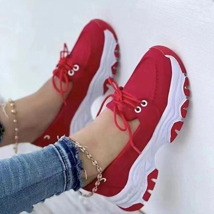 Damen Chunky-Plateau-Sneaker mit perforiertem Velours, gepolstertem Komfortfußbett und Metallic-Fersenaufbau – Névara